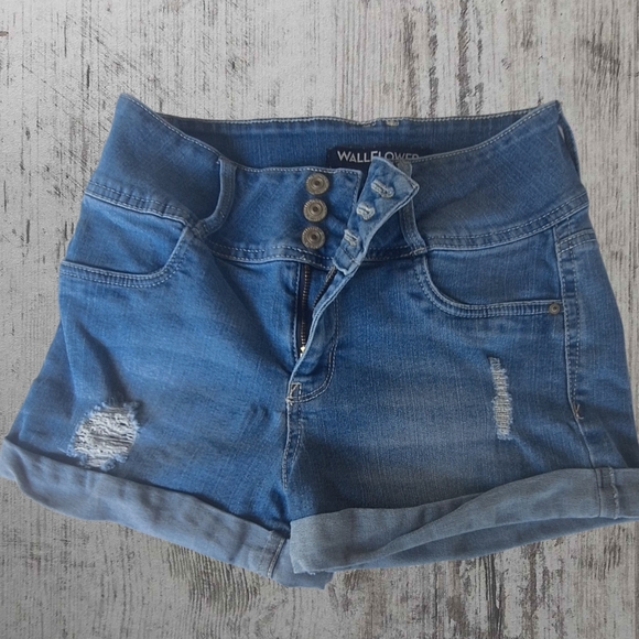 WALLFLOWER DENIM SHORTS 3 BUTTON WOMENS SIZE 7 - Picture 1 of 11